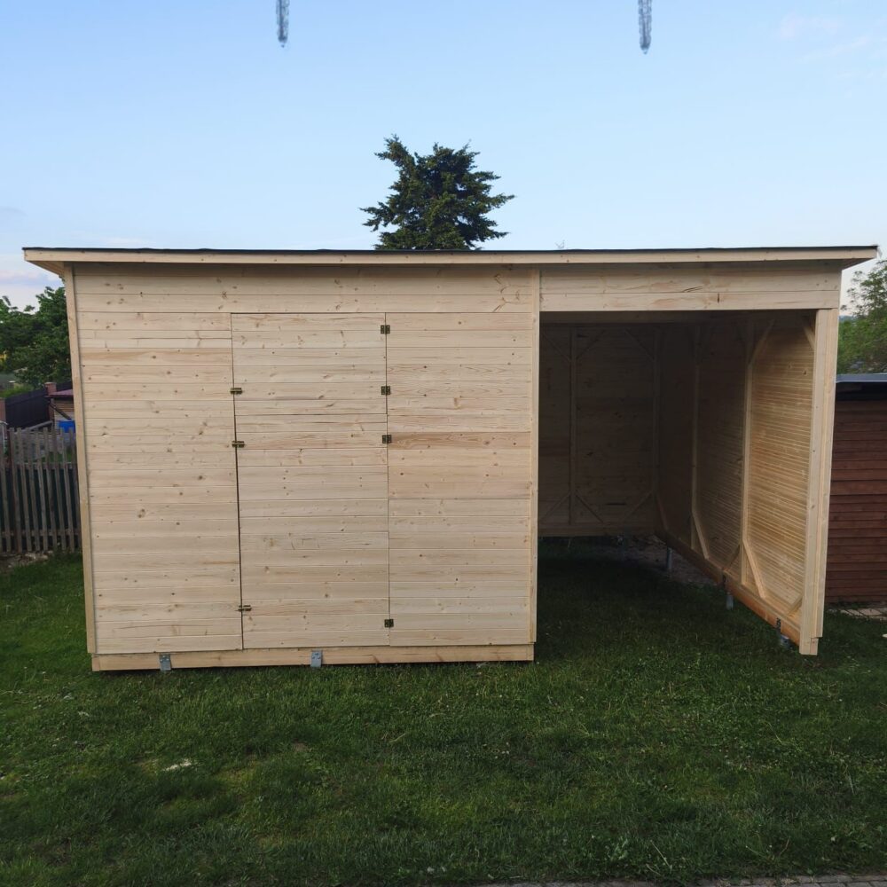 Stáj pro koně 3 × 3,6 m se zastřešeným přístřeškem 2 × 3,6 m