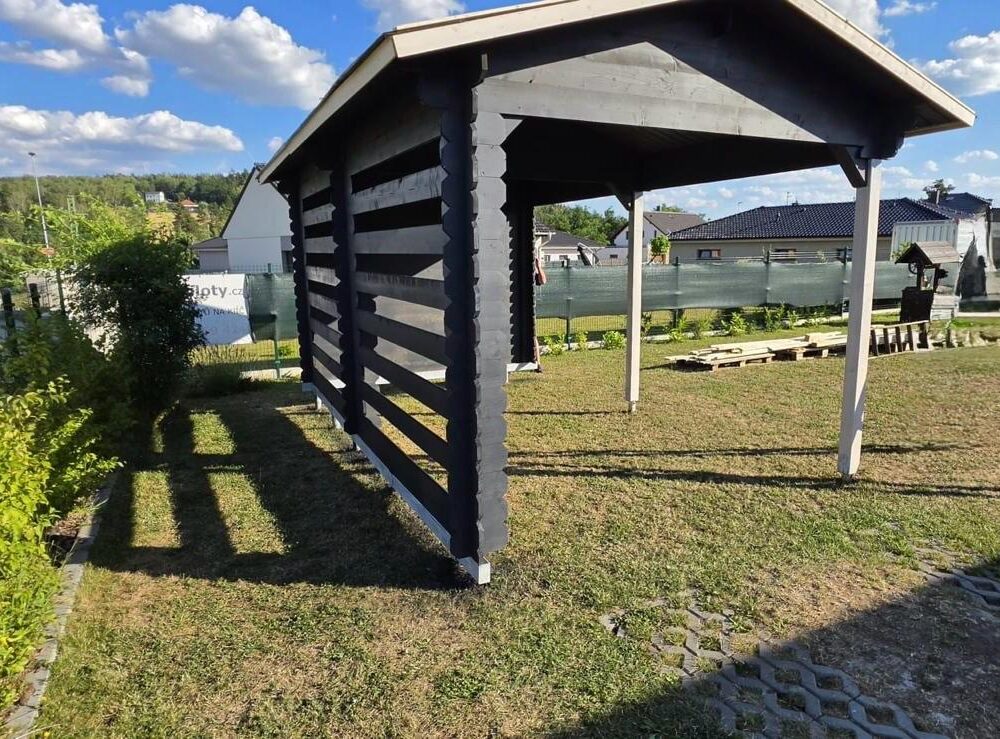 Roubený přístřešek 5,4 x 3,4m